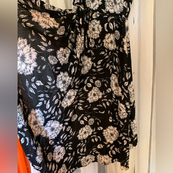 Lush floral wrap dress, size M ( small bust ) - Picture 5 of 7